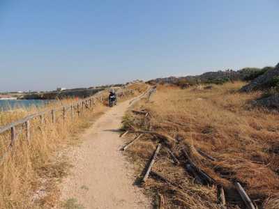 La pista ciclabile delle grotte di Ripalta a Bisceglie. Sulla destra � ben visibile la staccionata caduta